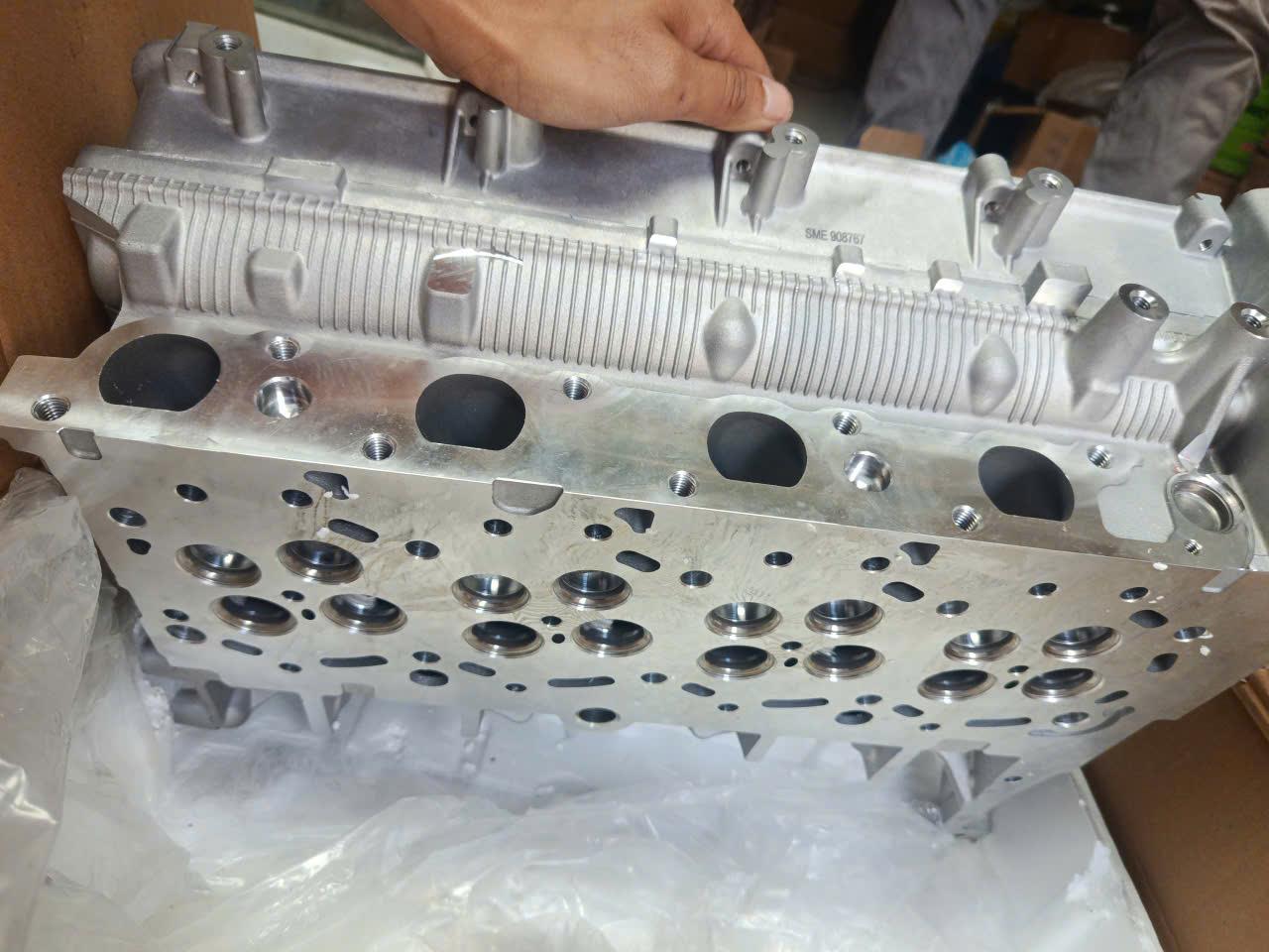 Mặt máy trên Ford Transit 2003-2008 TH(nắp dưới quilat)