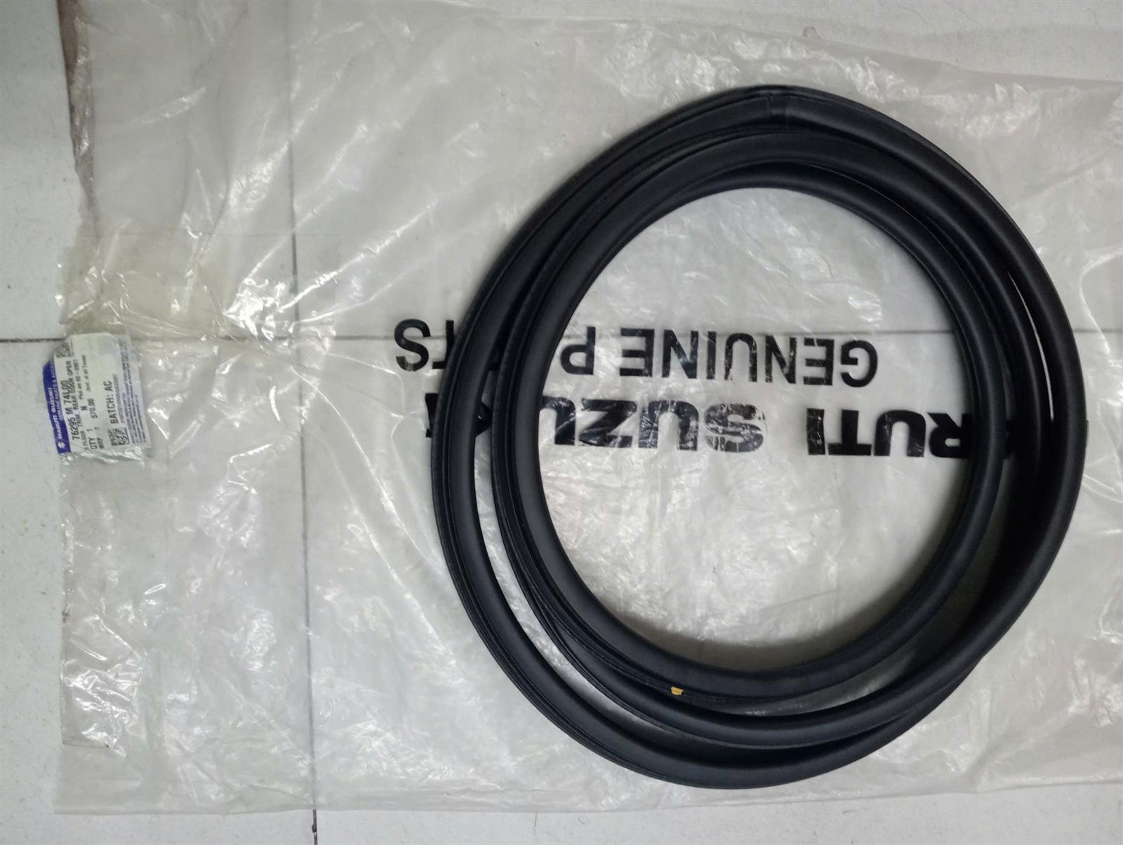 Ron khung cửa sau Suzuki Swift 2014 CH