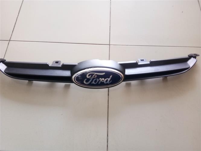 Galang Ford Fiesta 2011 liền logo CH 