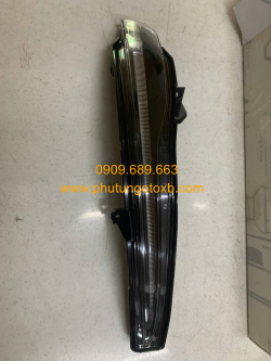 Đèn xinhan trên kính chiếu hậu Mercedes C180, C200 CH