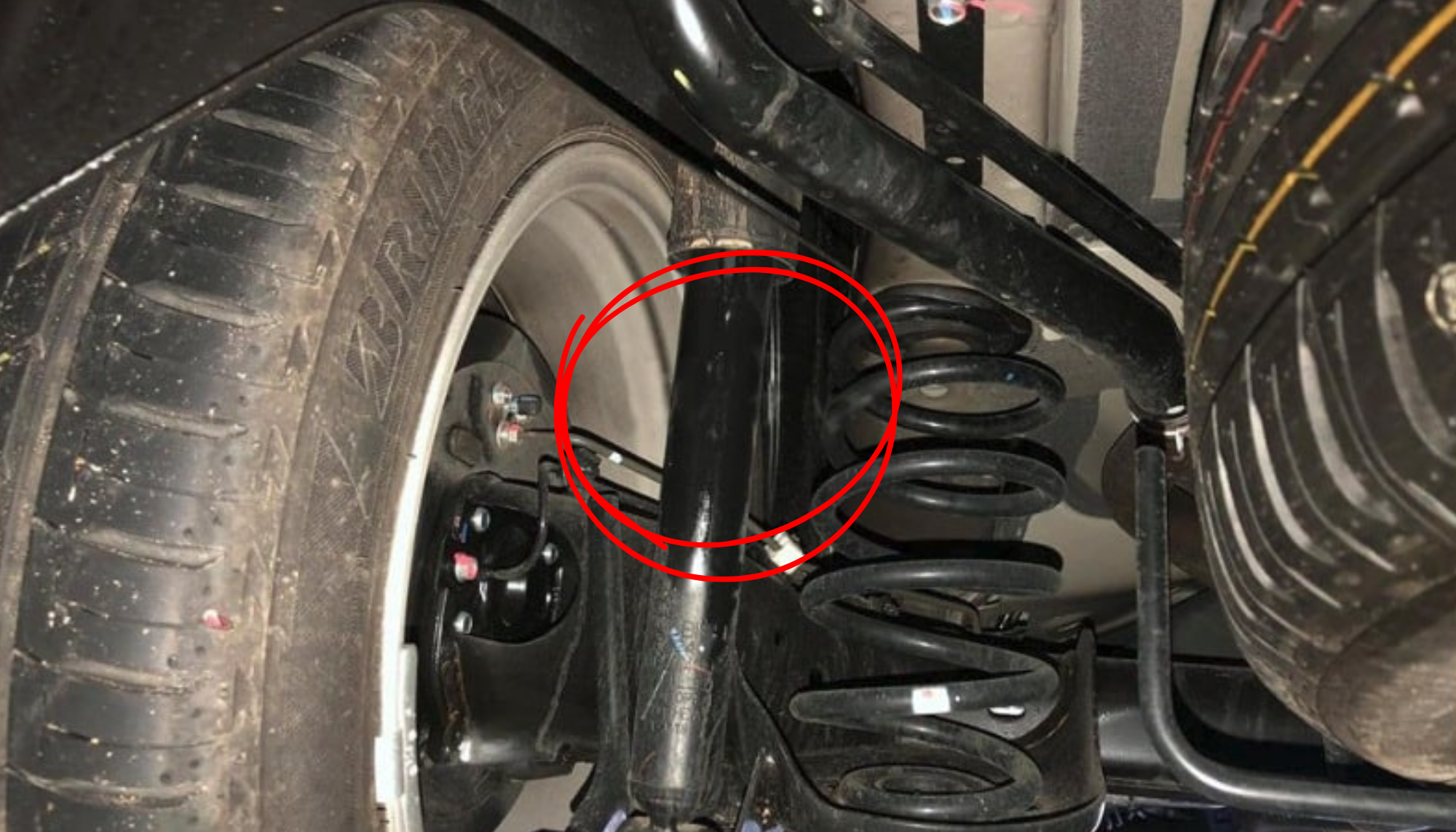 Giảm Xóc Ford Transit Bị Xì Dầu – Dấu Hiệu & Giá Thay Mới